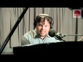 Capture de la vidéo Studio 360: Robert Lopez Peforms "I Believe" From "The Book Of Mormon"