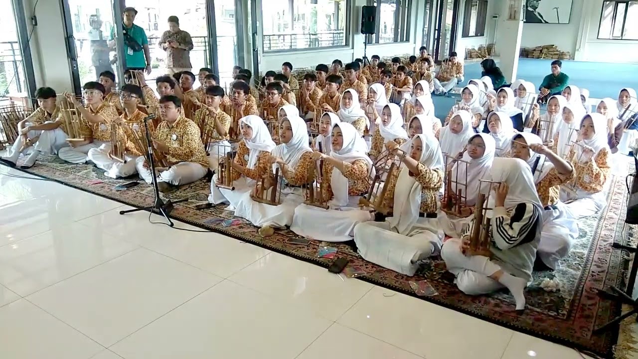 SMA YP IPPI Petojo Jakarta Bermain #Angklung di Bale Seni Barli   #Kotabaruparahyangan