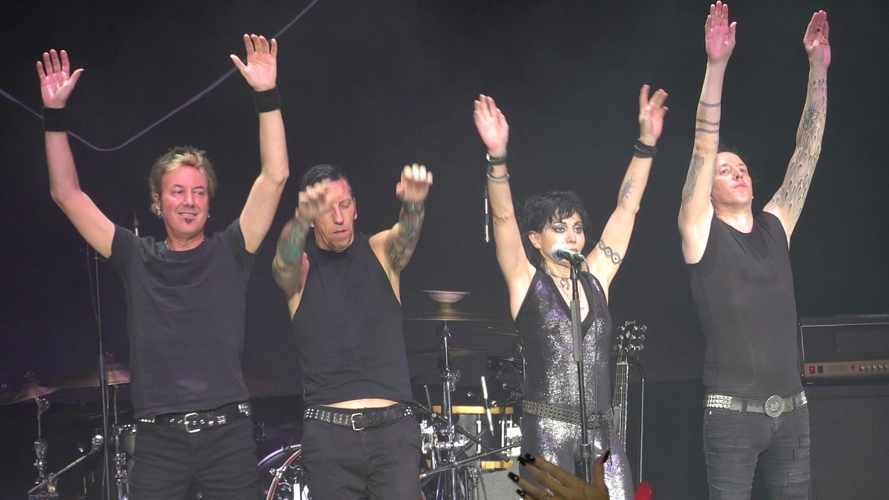 Joan Jett Live 2019 🡆 Audience Bow 🡄 Aug 22 - Woodlands, TX rock and roll hand sign