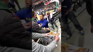 Steph Curry signing autographs pregame! Very patience, signed one for everybody! 🔥🙏