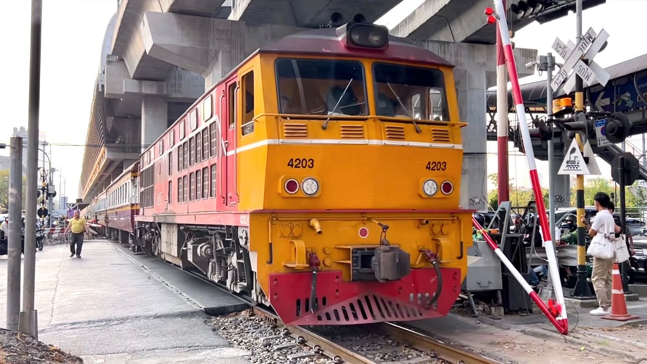 SRT. #ไม้คานกั้นหักเลย!? ส่องวินัยจราจรและรถไฟหลังเลิกงานของเย็นวันจันทร์ที่จุดตัดรถไฟถนนอโศก-ดินแดง