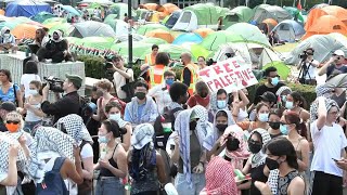 Manifestantes na Universidade Columbia desafiam ultimato para desmontar acampamento | AFP
