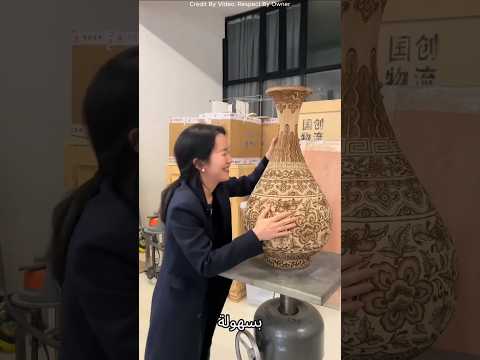 الفتاة ولوحة الورق الثمينة في متحف دبي 