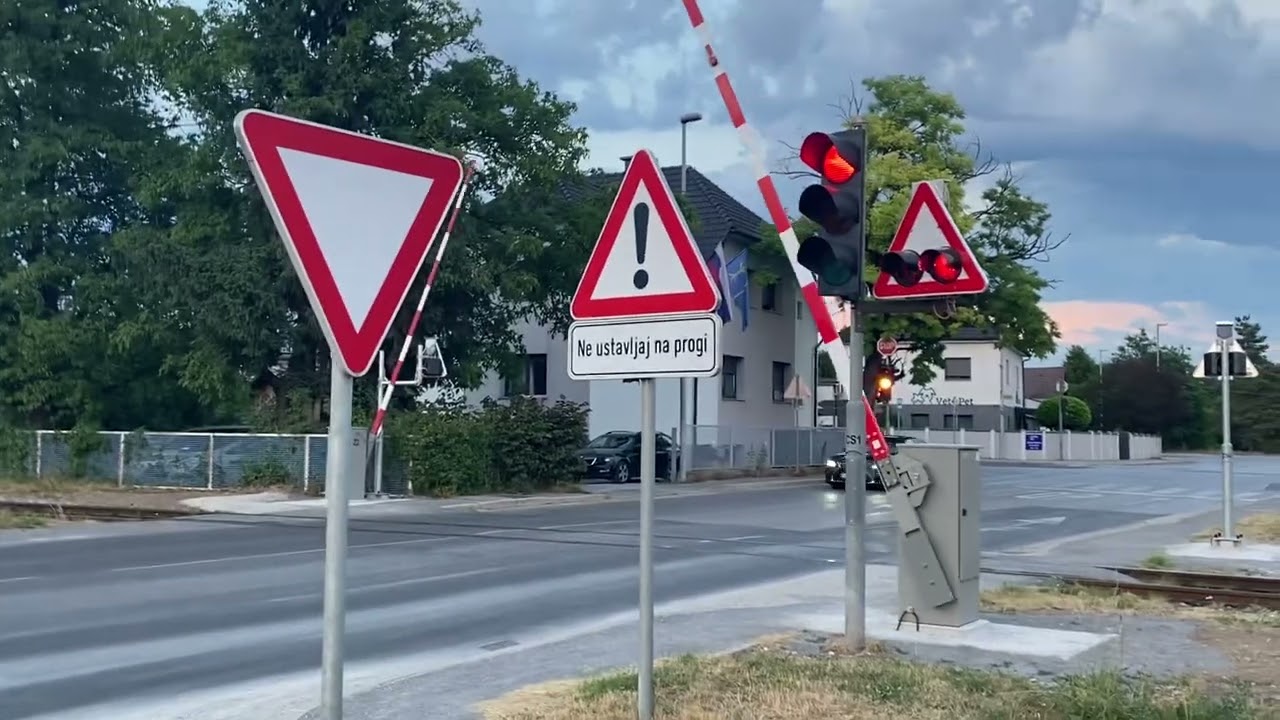 Prenovitev železniškega prehoda Jarše Mengeš | Flirt na relaciji Ljubljana Kamnik