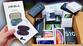 DUMPSTER DIVING PHONE STORE!! FOUND SAMSUNG AIRPODS, IPHONES, BLACKBERRY AND MORE! JACKPOT!