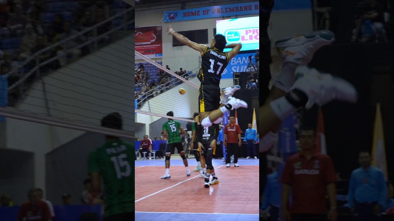 Spike keras Rendy Tamamilang saat pemanasan di lapangan 