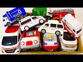救急車のおもちゃとカラフルなミニカーのおもちゃをチェック!走行させておかたづけしてくよ!