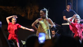 Şarkıcı Demet Akalın Kaş'ta konser verdi Resimi