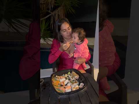 Bebê comendo sushi