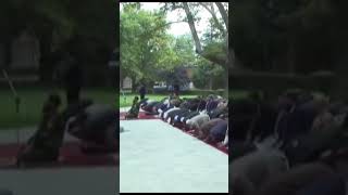 Cemaat Namazi Kilarken Bomba Atiliyor. Namazi Bozmayip Devam Edi̇yorlar Bomb In Prayer...
