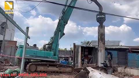 THI CÔNG ĐÓNG CỪ MÁNG BÊ TÔNG KÈ KÊNH MIỀN TÂY BẰNG BỘ BÚA RUNG PCF350 GẮN CHO XE ĐÀO SK480