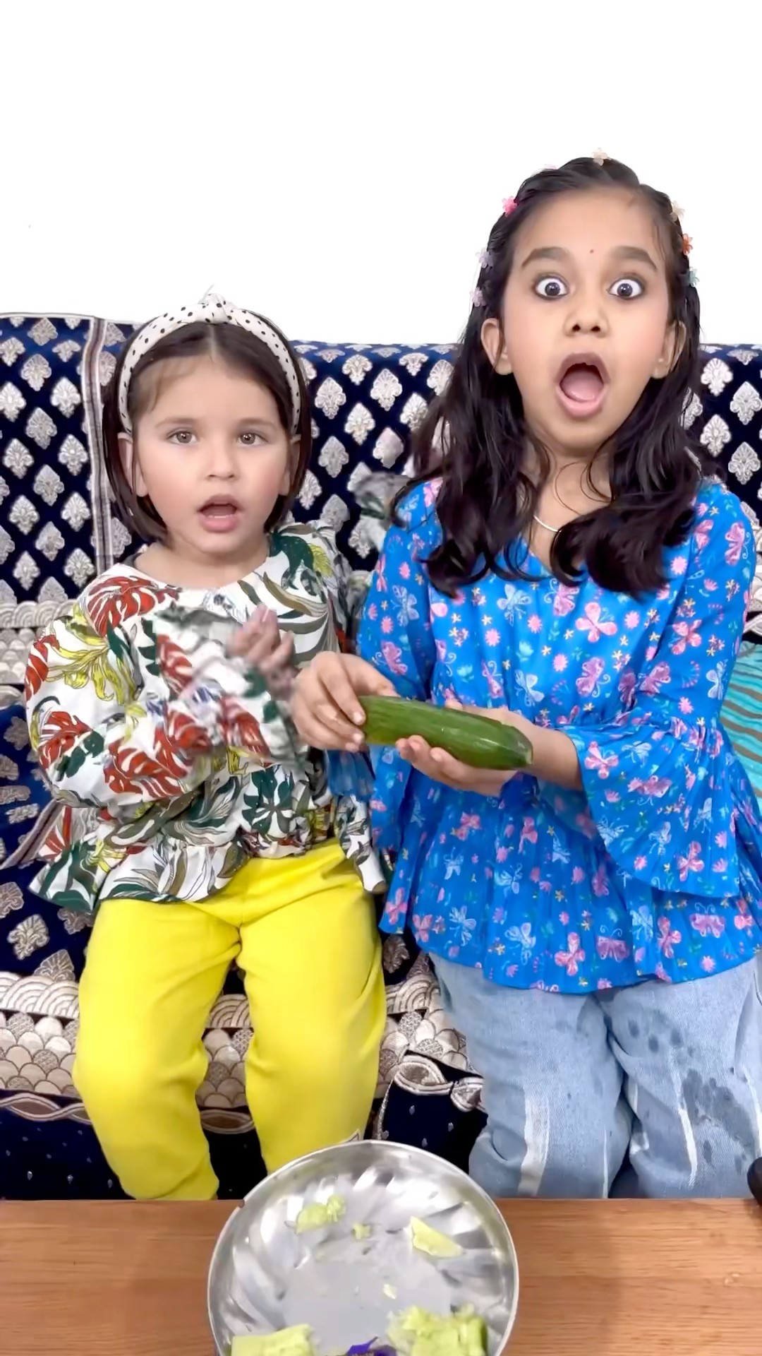 Amaira ne akshita ko khilai chocolate ??