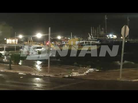 Λιμάνι Ζακύνθου ώρα 00:00 - Μεγάλη θαλασσοταραχή, τα κύματα βγαίνουν στη στεριά