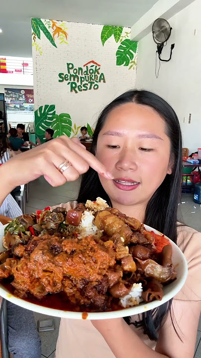 THIS IS SO BUSY IN MEDAN 😭👍 #jejezhuang #food