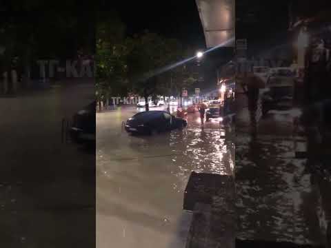 Видео: Ужасный потоп в Сочи смывает машины как щепки