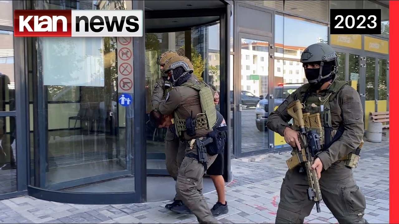 U arrestuan pas vrasjes së policit në veri, momenti kur sulmuesit serbë dërgohen në gjykatë