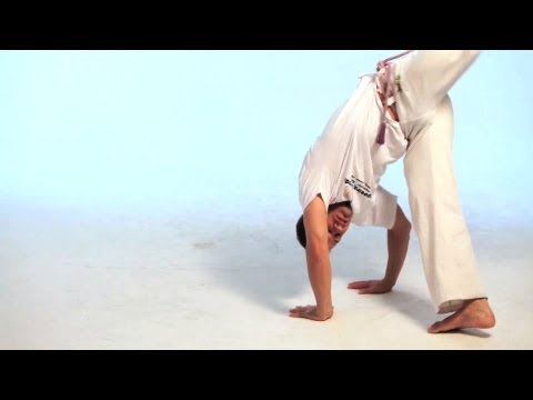 How to Do the Meia Lua de Compasso | Capoeira