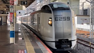 E259系ｸﾗNe011編成（新塗装）＋ｸﾗNe022編成（旧塗装）が錦糸町駅4番線を通過するシーン（2023.11.21.11:37）