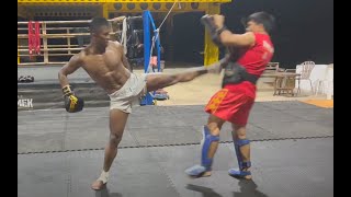 Buakaw Training at Banchamek Village (บัวขาว บัญชาเมฆ, บัวขาว วิลเลจ)