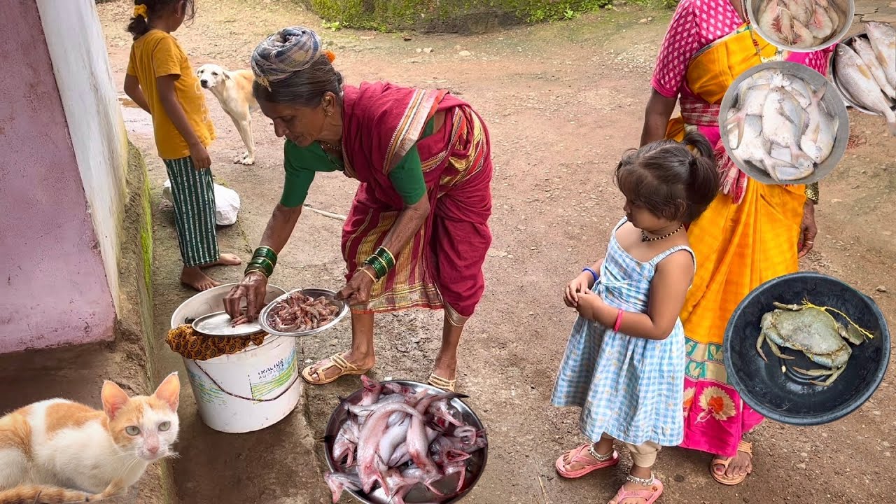 आई सोबत गेलो कोलंबी आणि बोंबिल विकाय। गावच्या बाजारातील मच्छी । सरगा, चिंबोरा, रावस, कोलंबी । Konkan