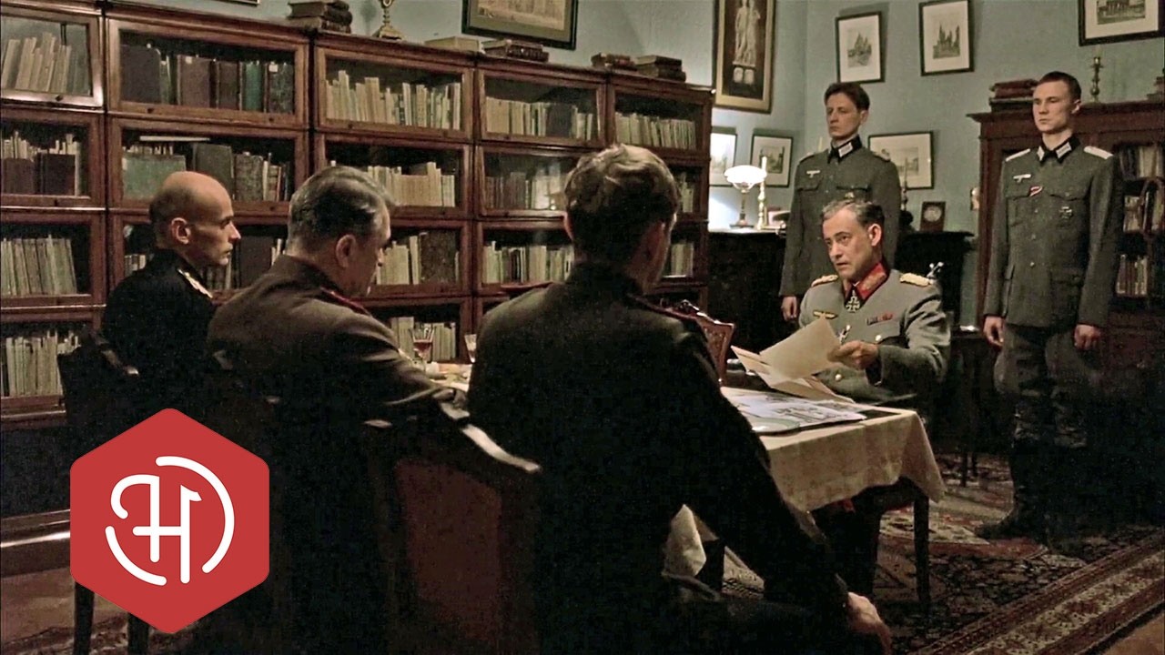Ik stond voor het gebouw waar de slag om Berlijn officieel eindigde, en ik kon het bijna niet bevatten. Een paar dagen eerder, diep onder de grond, had Hitler zichzelf van het leven beroofd, en...