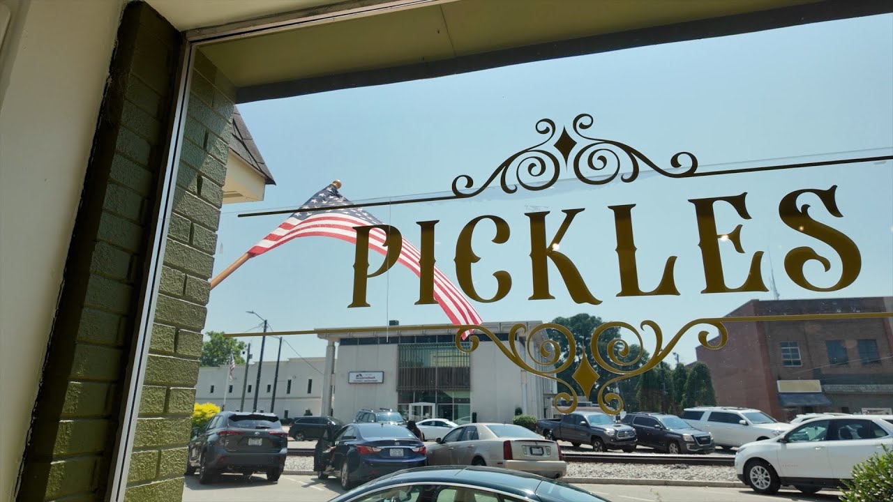 Торжественное открытие кафе-мороженого Mt Olive Pickle Parlor