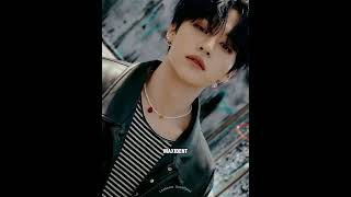 Famous Are they genuinely broke when it comes to leeknow? 💀 #straykids #leeknow #leatherjacket #hongdaeguy Profile