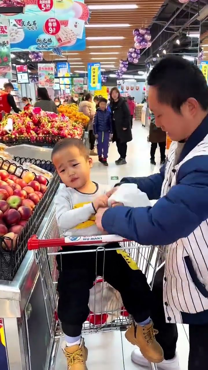 熊孩子逛超市，一眼没看到就吃上了！#Cute baby#Cute#呆萌小米宝#聪明宝宝#萌娃