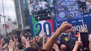 SCUDETTO INTER, comincia la parata: delirio intorno al pullman