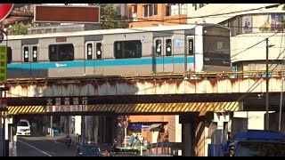 小田急線の参宮橋駅～南新宿駅間にあるガードを走行していく上り列車の小田急3000形