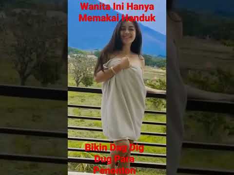 Wanita Ini Hanya Memakai Handuk di Teras Hotel #shorts #shortsvideo