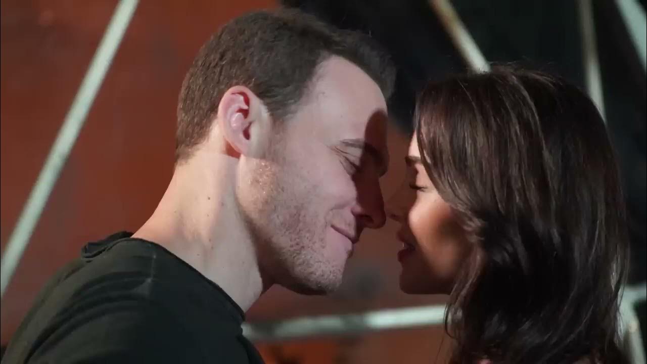 Хафсанур санджактутан и керем бурсин. Хафсанур санджактутан. Полюби если сможешь турецкий. Хавсанур санджактутан и керем бурсин. Бюрсин и хафсанур санджактутан.