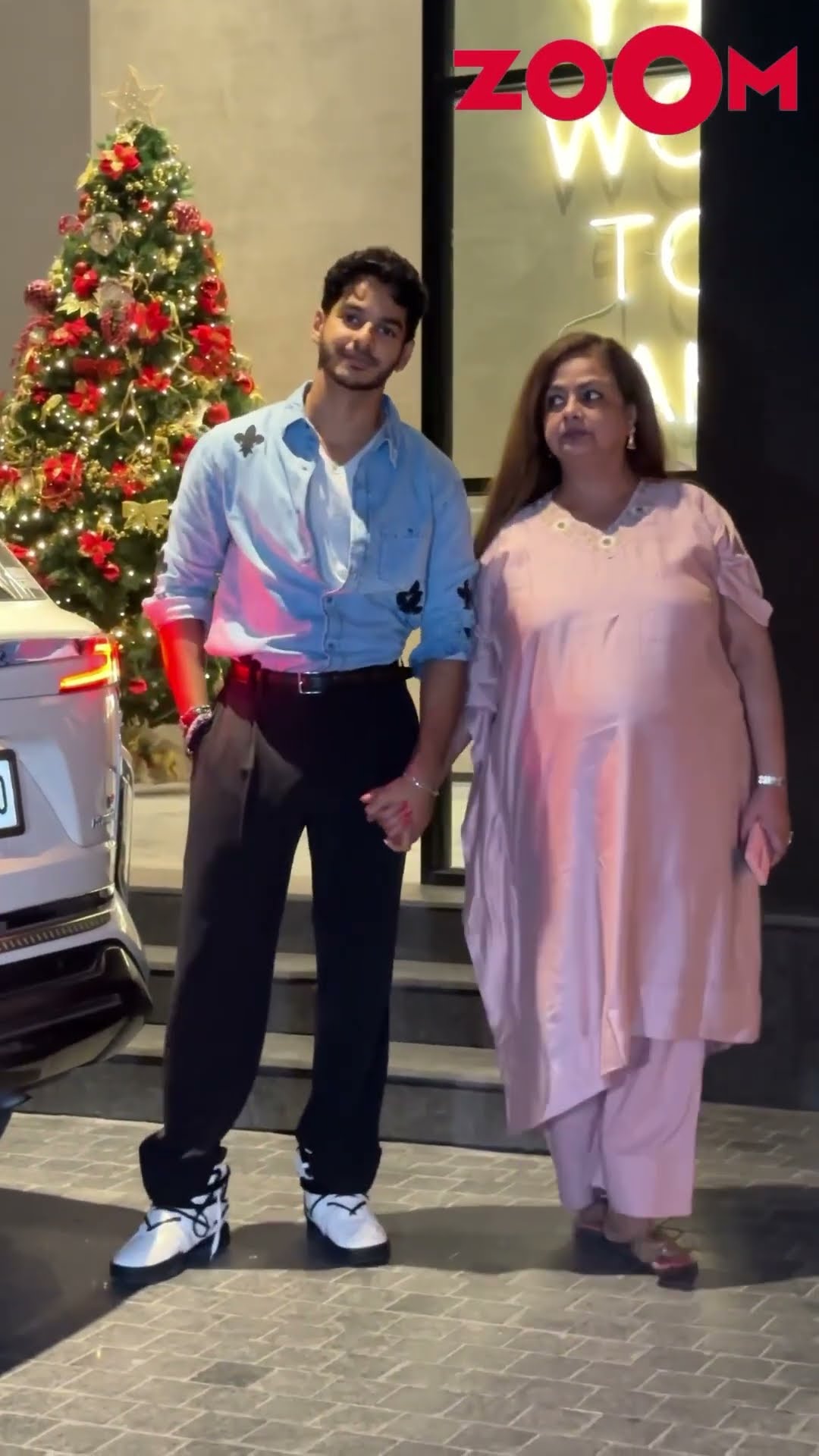 Ishaan Khatter’s KIND gesture as he helps his mom to get down the stairs ❤️ #shorts #ishaankhatter