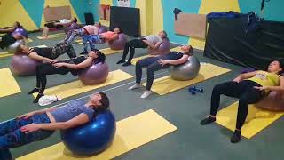 Пилатес на фитболах. Тренировки в студии фитнеса FIT-POINT Пилатес на фитболах. Тренировки в студии фитнеса FIT-POINT