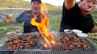 Eating show of garlic beef ribs that almost burned the microphone! - Mukbang