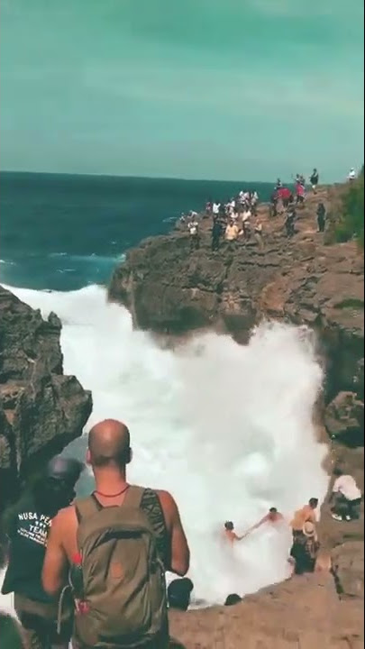 Ombak Besar Tiba-tiba Datang di Angel's Billabong 🌊🏝️ #shorts #bali #indonesia #beautifuldestinations