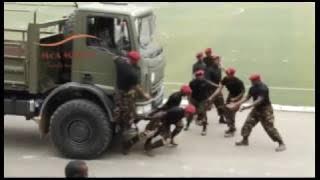 MAKOMANDO WAWILI WA JWTZ WAKIVUTA IVEKO MBELE YA RAIS MAGUFULI
