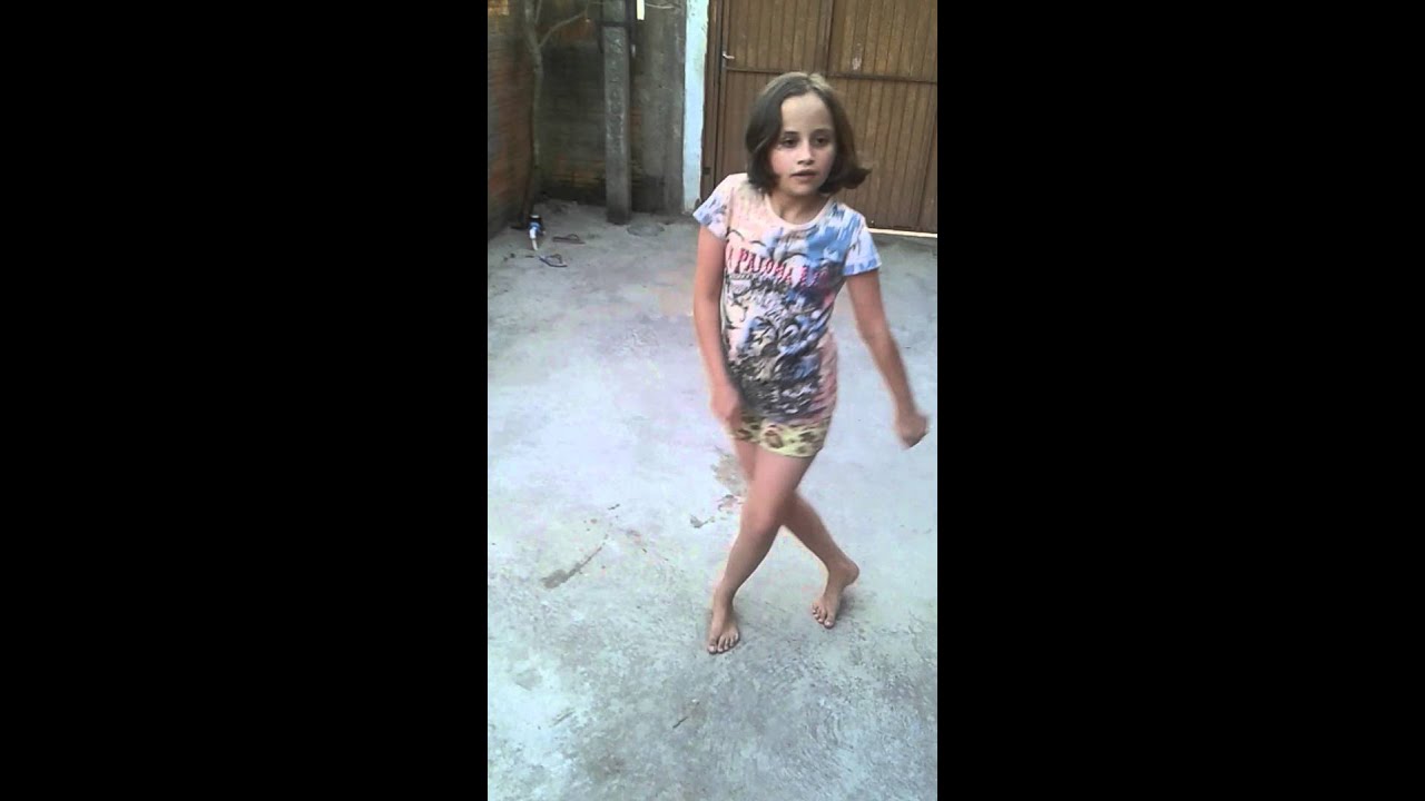Menina dançando bem música bailando - YouTube