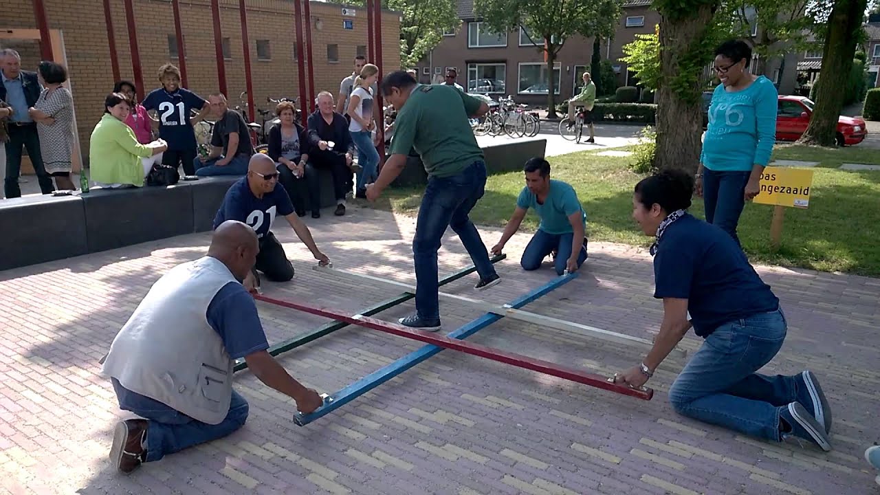 Frans geeft instructies Sau Reka-Reka tijdens SportCafé21 Ana Upu ...