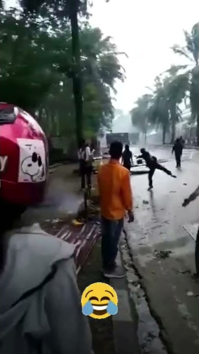 viral#demo lucu#seorang pria loncat dari pagar/masuk parit#shorts