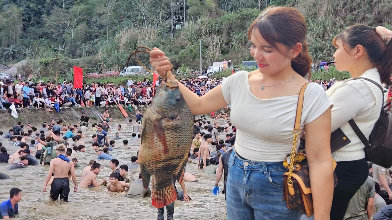 2 Cô gái đi chơi các lễ hội trò chơi đầu năm cầu cho mưa thuận gió hòa.