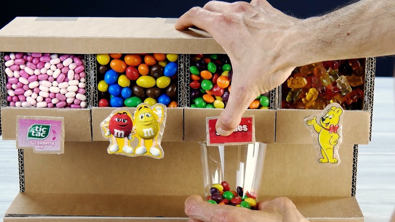 Ce distributeur de bonbons en carton sera le clou de vos soirées