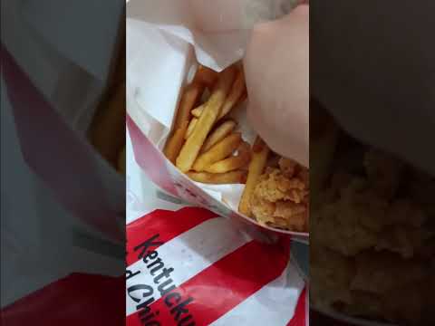 【萌萌好吃好玩】KFC肯德基派對B餐-8塊雞桶，咔啦脆雞，炸香酥脆薯，勁爆雞米花，上校炸雞塊X8，1.25L百事可樂，蛋塔，炸雞腿，咔啦脆雞＋小薯＋原味蛋撻＋中可，巨無霸脆雞＋金黃蝦排，限定包裝