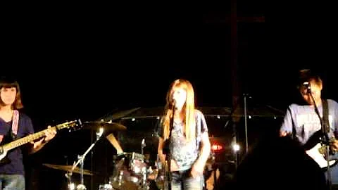 Naomi Hart singing American Honey 2014