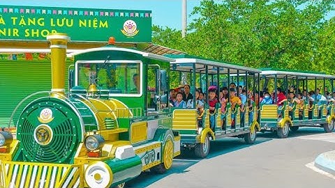 Ngắm toàn cảnh khu du lịch Suối Tiên trên xe lửa điện.