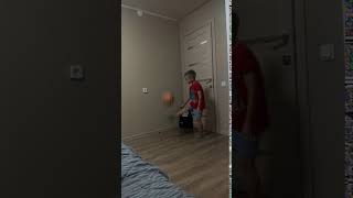 Родислав 6 лет набивает мяч