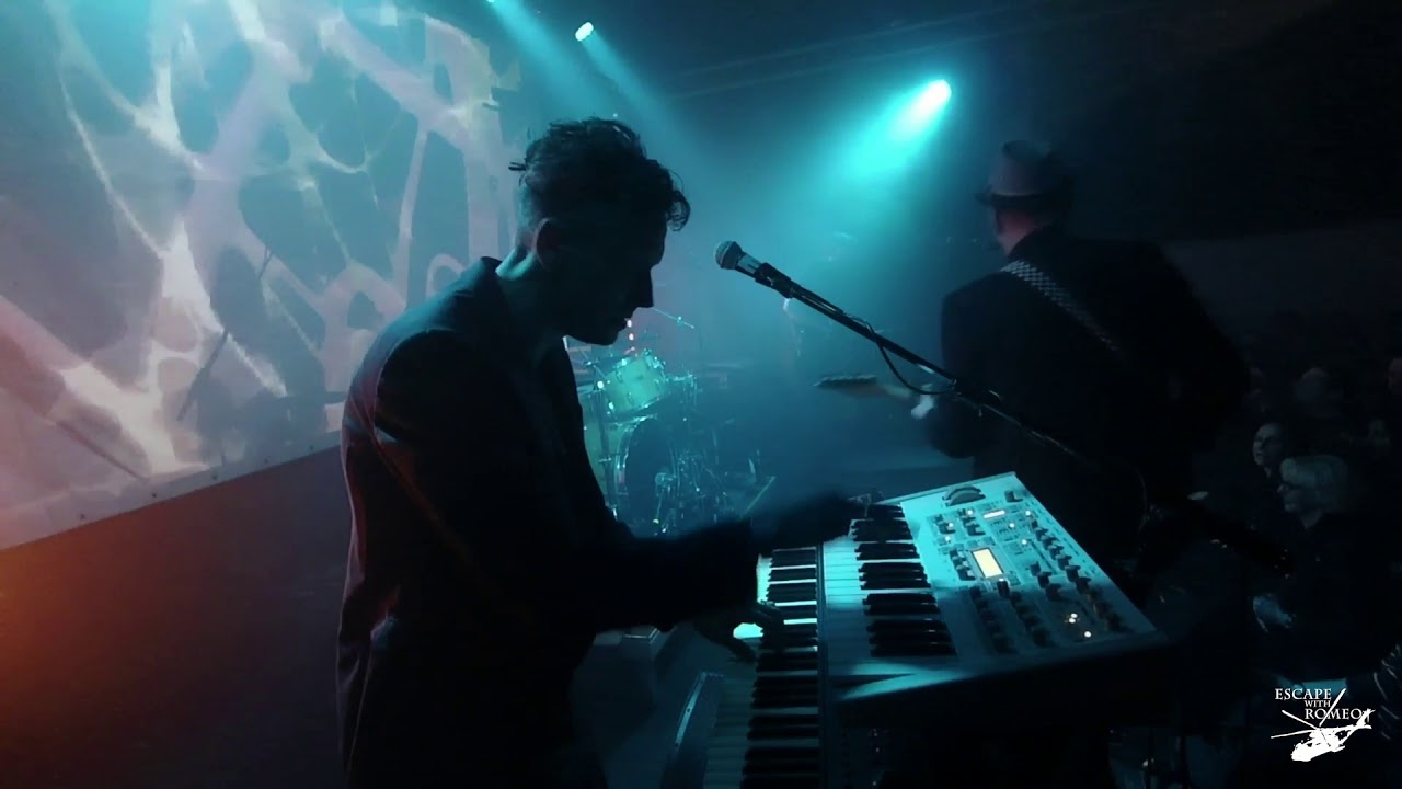 Escape with Romeo "Glitter on the snow"