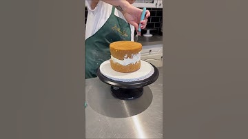 🍰 How to fill, stack and Crumb Coat your cake  with @bubbasbakes #cakedecorating #cakerecipe
