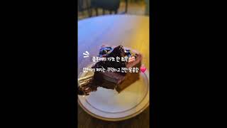 Cafe Untie Sanbon늦은 저녁, 은은한 조명 아래엄마와 나란히 앉아 나눈 따뜻한 시간 ❤️ 꾸덕한 블루베리 가또 한 조각에얼그레이 향기까지 #카페언타이산본