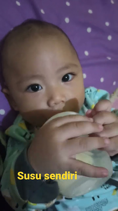 6 Bulan sudah pinter pegang botol sendiri